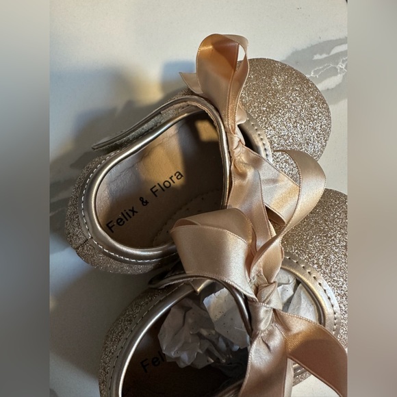 Felix and Flora Baby Sparkle Gold Shoes w/ Velcro Strap Size 12-18 - Picture 6 of 8